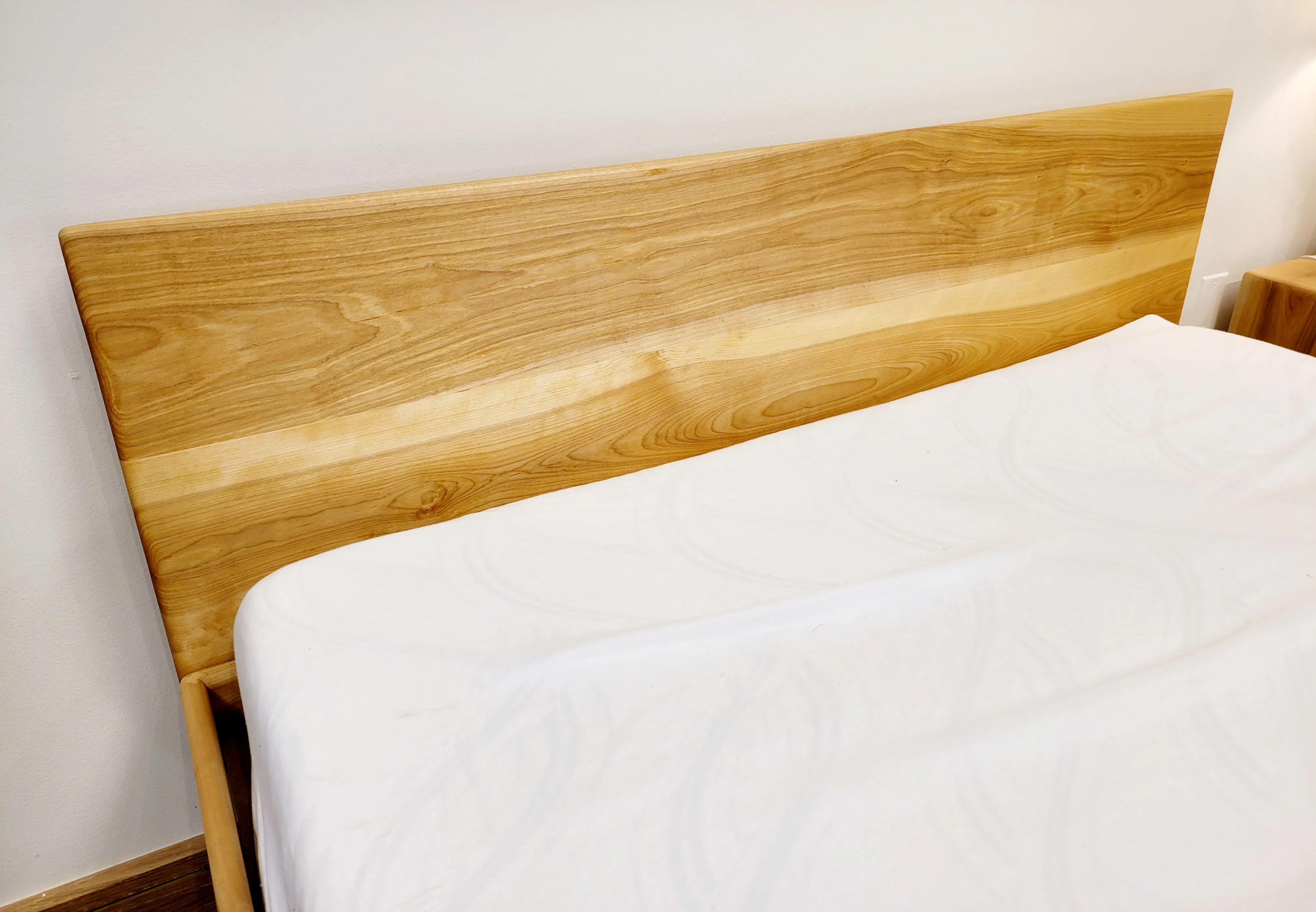 Platform Pedestal Bed